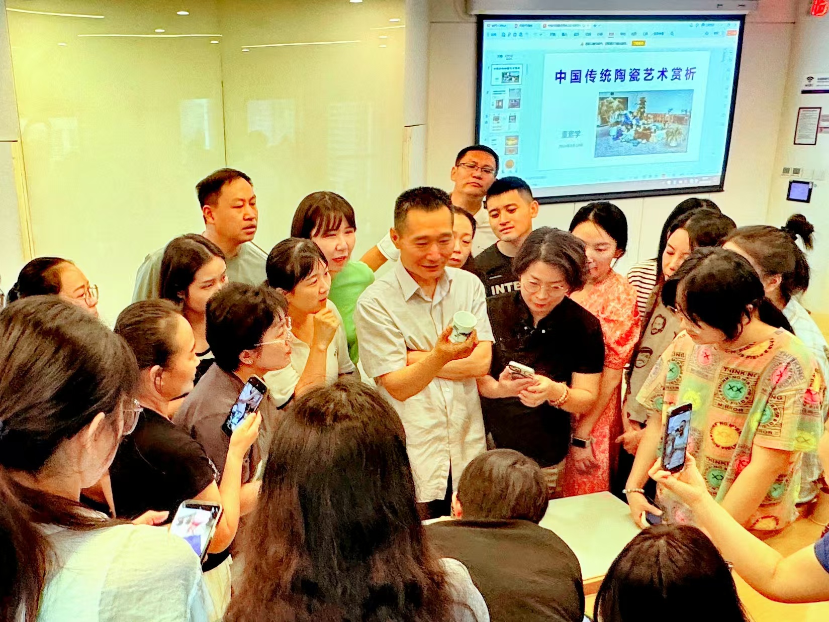 20240819- 清华伟新乡村美术教师培养计划第10举办- 开云游戏平台美术学院副教授董素学讲授“中国传统陶瓷艺术赏析”-郭薇拍摄.jpg