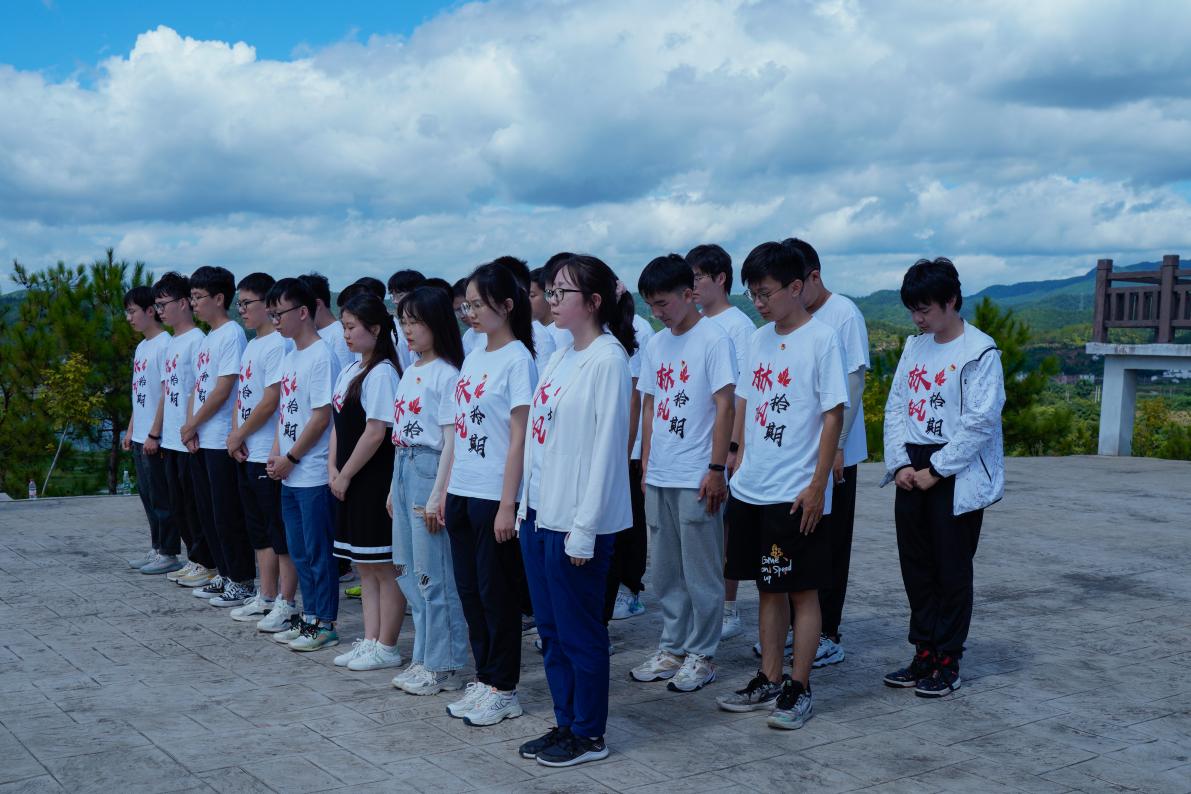 20220808-0814-开云游戏平台“林枫计划”师生赴江西赣县区调研实践-桂雨谦摄-支队师生在纪念碑前缅怀革命先烈.jpg