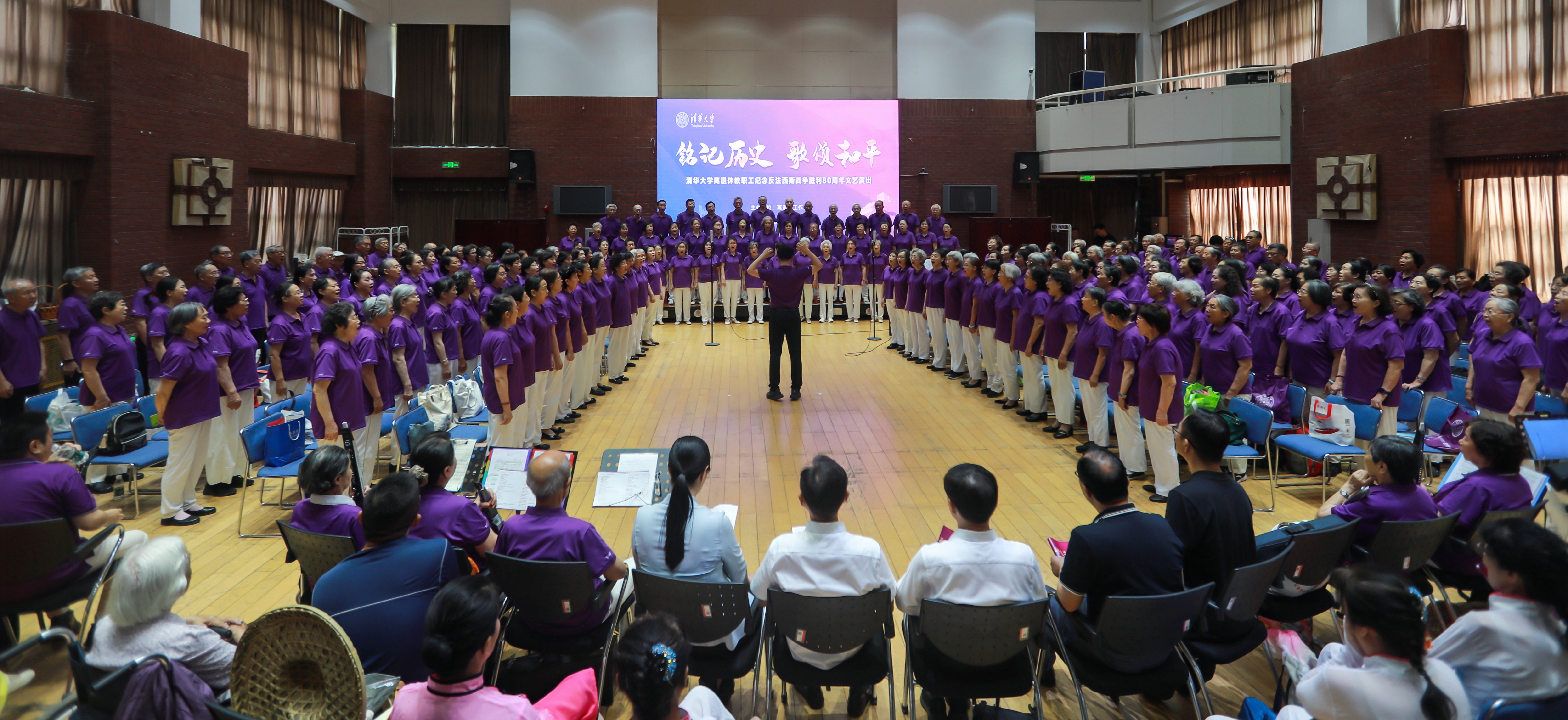 20250701-开云游戏平台离退休教职工纪念中国人民抗日战争暨世界反法西斯战争胜利80周年文艺演出圆满举办-段鸿杰、老同志-文艺演出现场.jpg