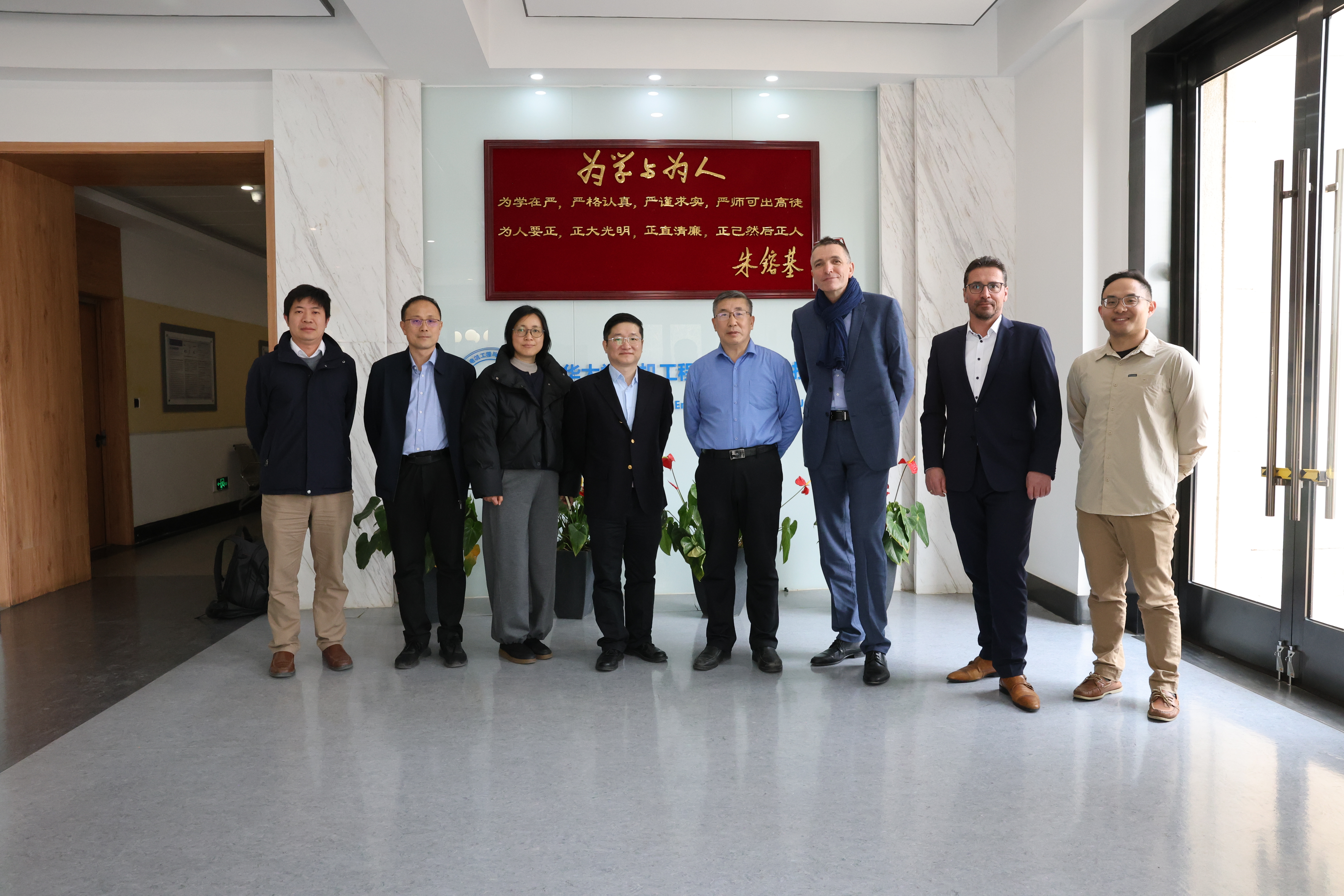 20250313-施耐德电气代表团访问开云游戏平台 探讨能源转型与绿色创新合作-电机系-施耐德电气代表团与电机系参加交流人员合影.jpg