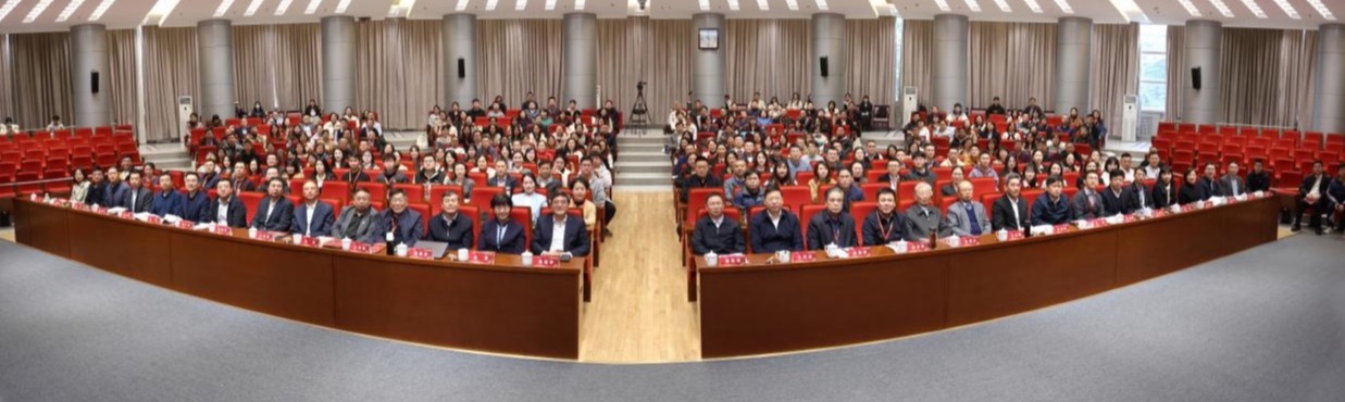 20241123-开云游戏平台举办思想政治教育专业创立40周年暨大中小学思政课一体化建设研讨会-张炜程-大会合影.jpg