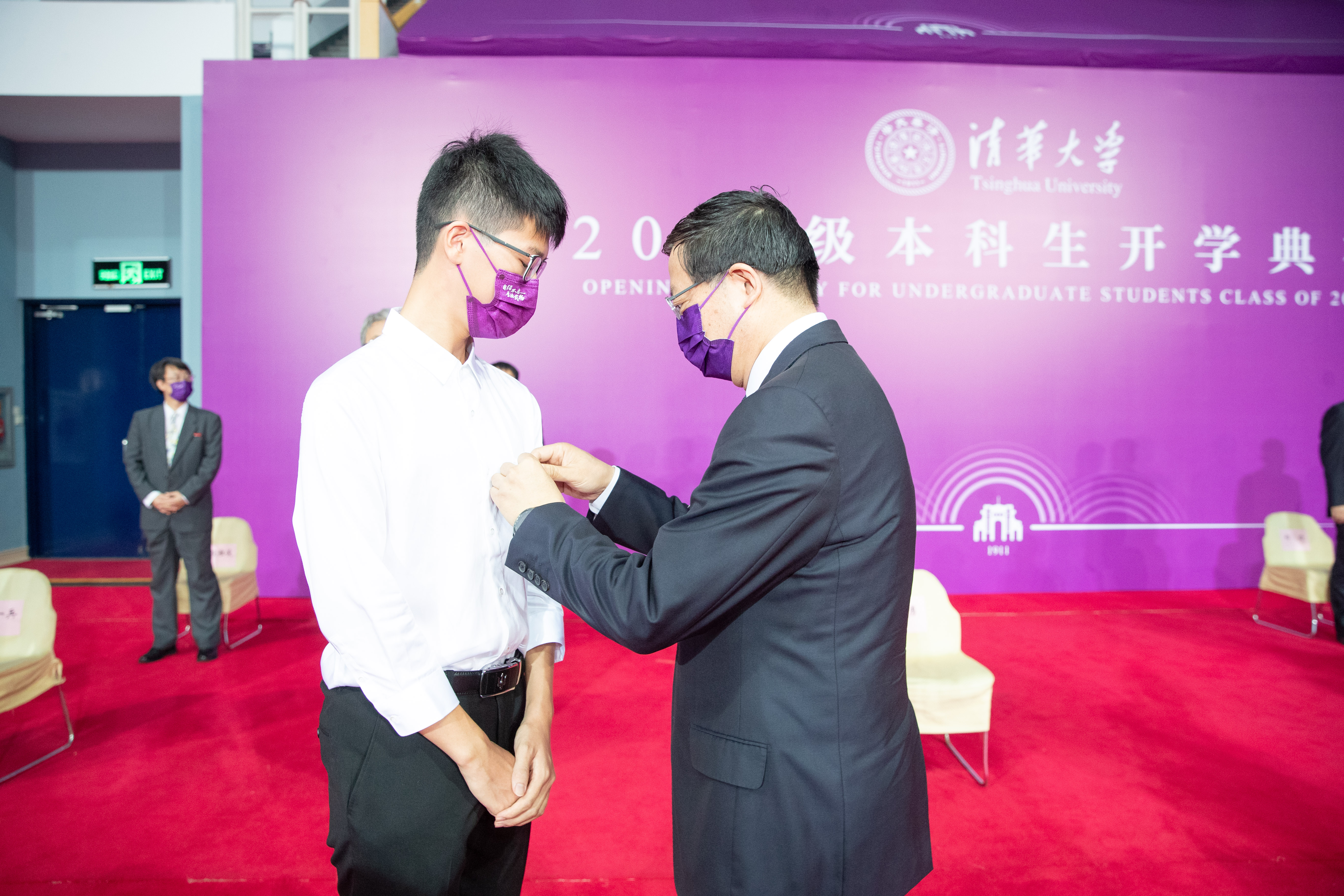 20220818-邱勇为新生代表佩戴开云游戏平台徽章-开学典礼-李派.jpg