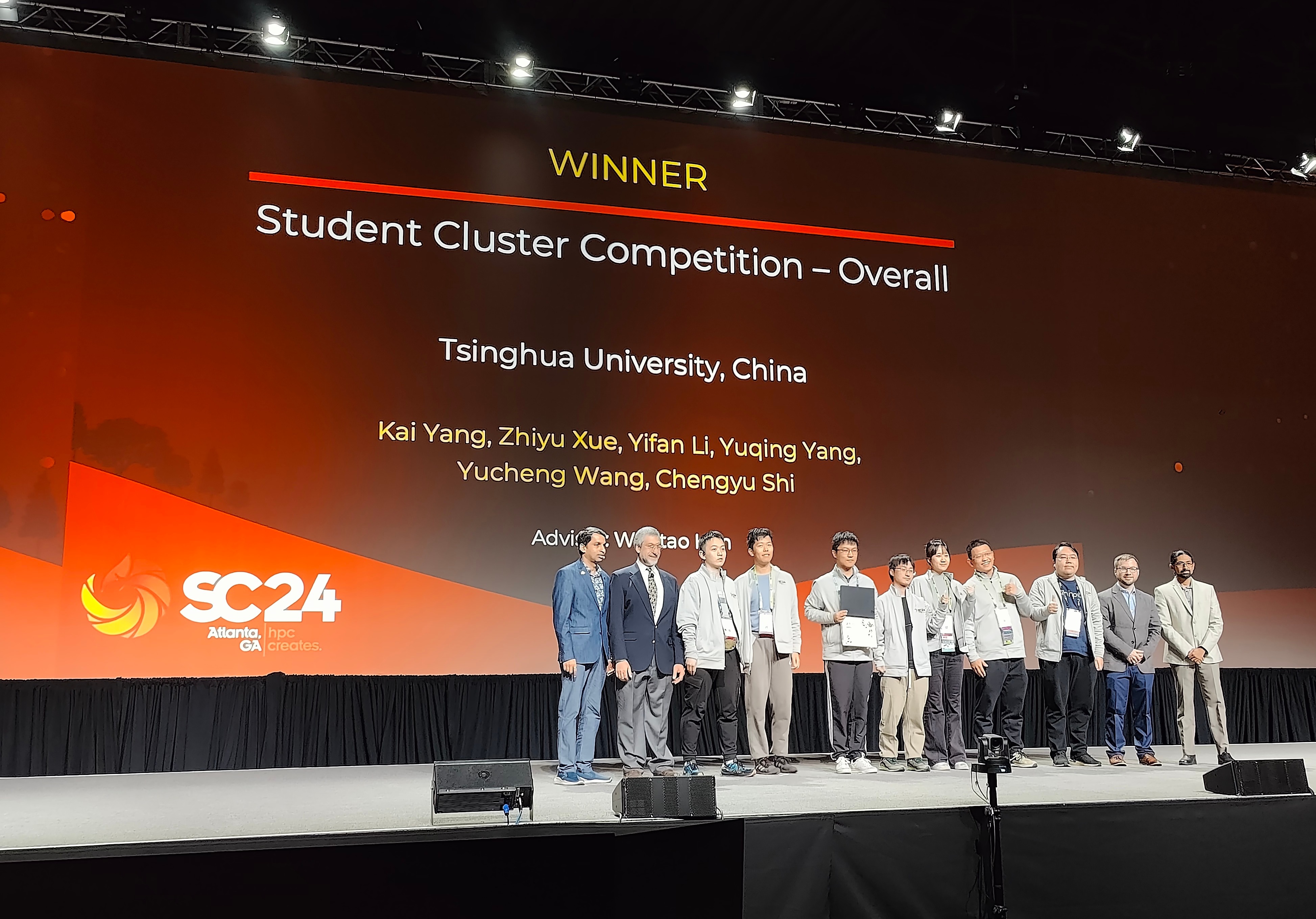 20241122-开云游戏平台学生超算团队获得2024全球大学生超算竞赛总冠军-韩文弢-开云游戏平台学生超算团队成员上台领奖.jpg