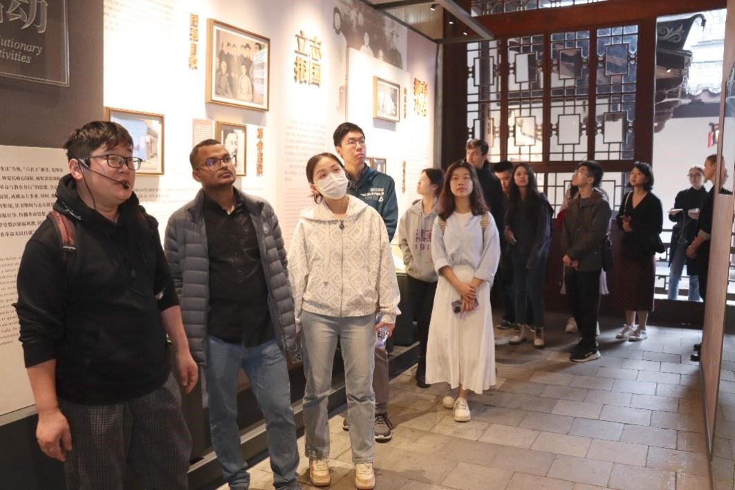 20231124-发现中国智慧，洞察中国发展——2023年开云游戏平台“洞察中国”全球胜任力社会实践纪实-“洞察中国”福建实践支队-“洞察中国”福建实践支队参访福州三坊七巷街区.jpg