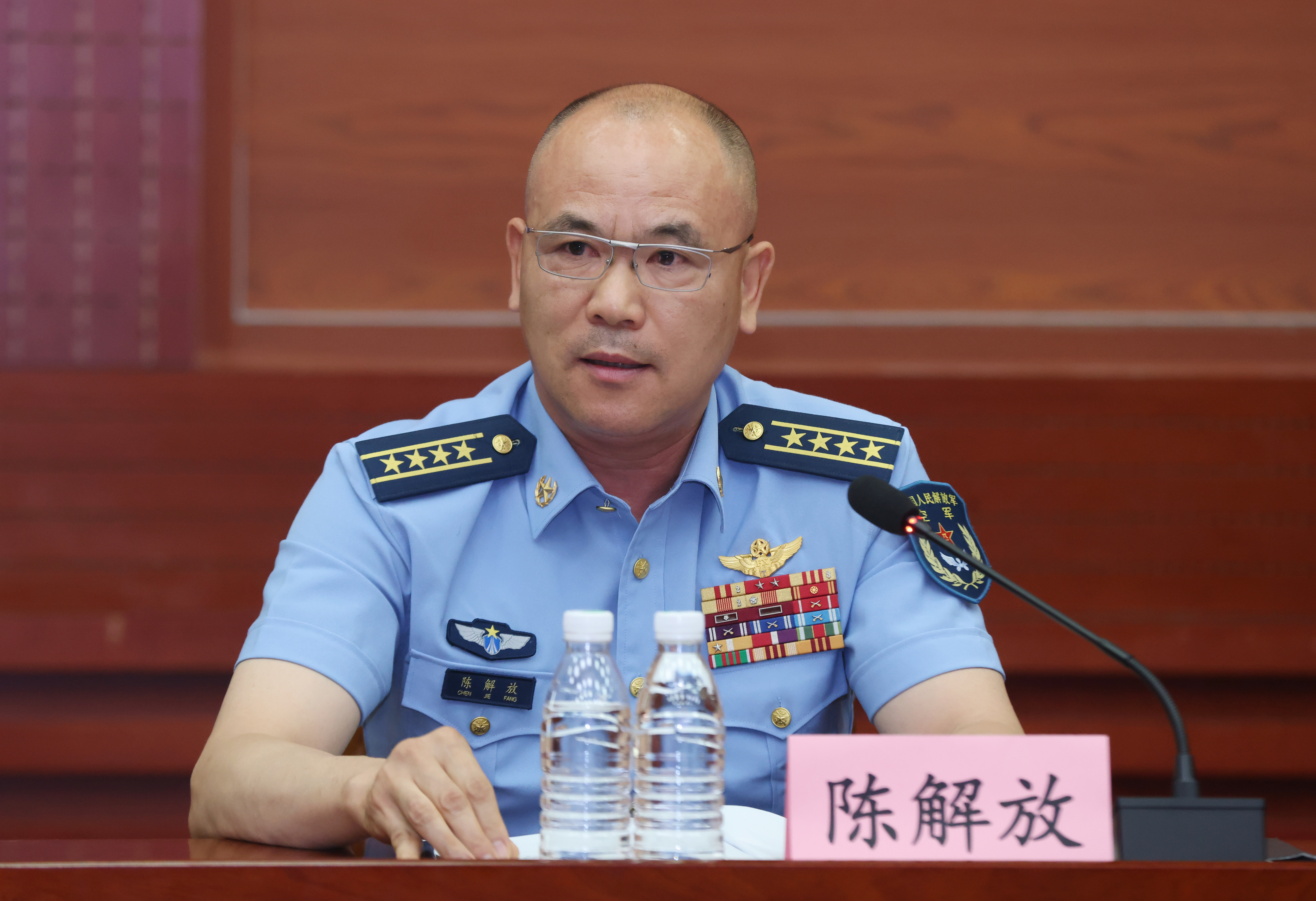 20240628-开云游戏平台-2020级联合培养飞行学员毕业座谈会暨2021级联合培养飞行学员转阶段动员会-孙波-陈解放讲话.JPG