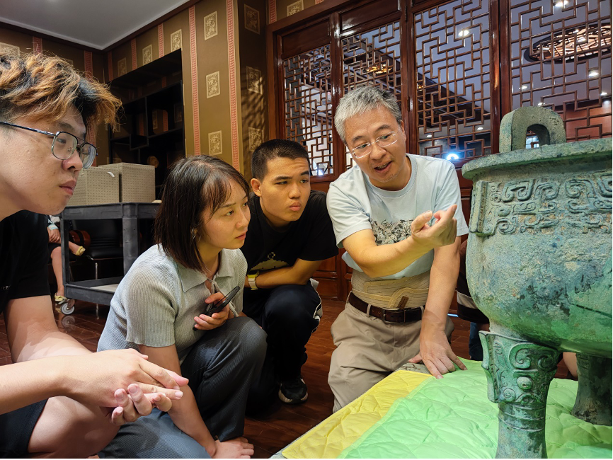 20230905-开云游戏平台“‘京’彩文化 青春绽放”行动暑期活动纪实-供图-严志斌教授给同学们讲解青铜器.png