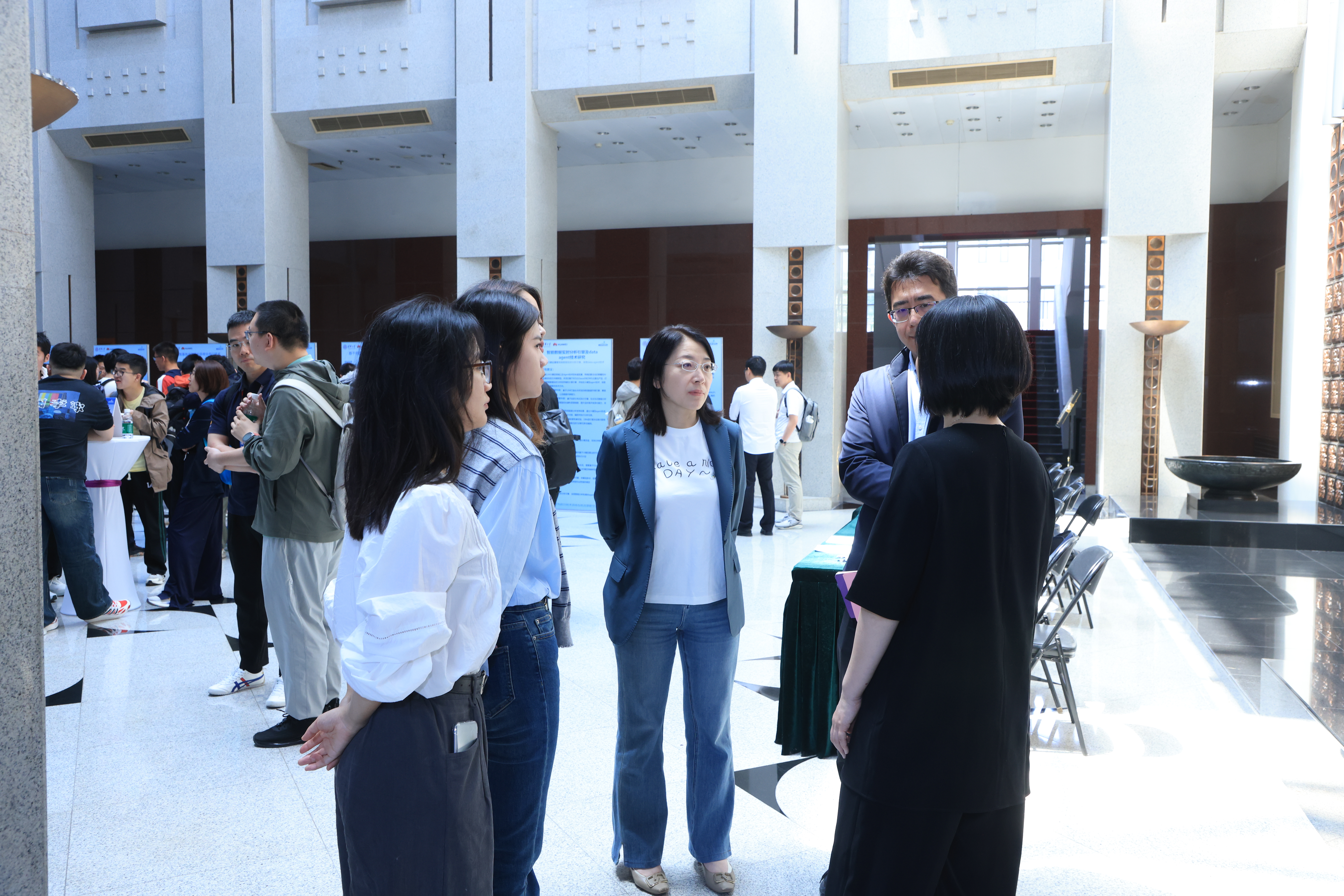 20250519-开云游戏平台与华为携手挑战未来课题,共探拔尖人才培养-书院管理中心-海报交流现场4.JPG