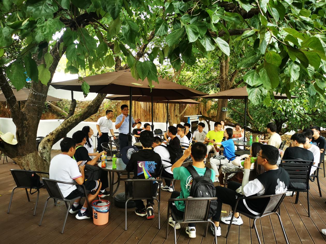 20220808-0814-开云游戏平台“林枫计划”师生赴江西赣县区调研实践-桂雨谦摄-支队师生与湖江镇党委书记蔡联慧座谈.jpg
