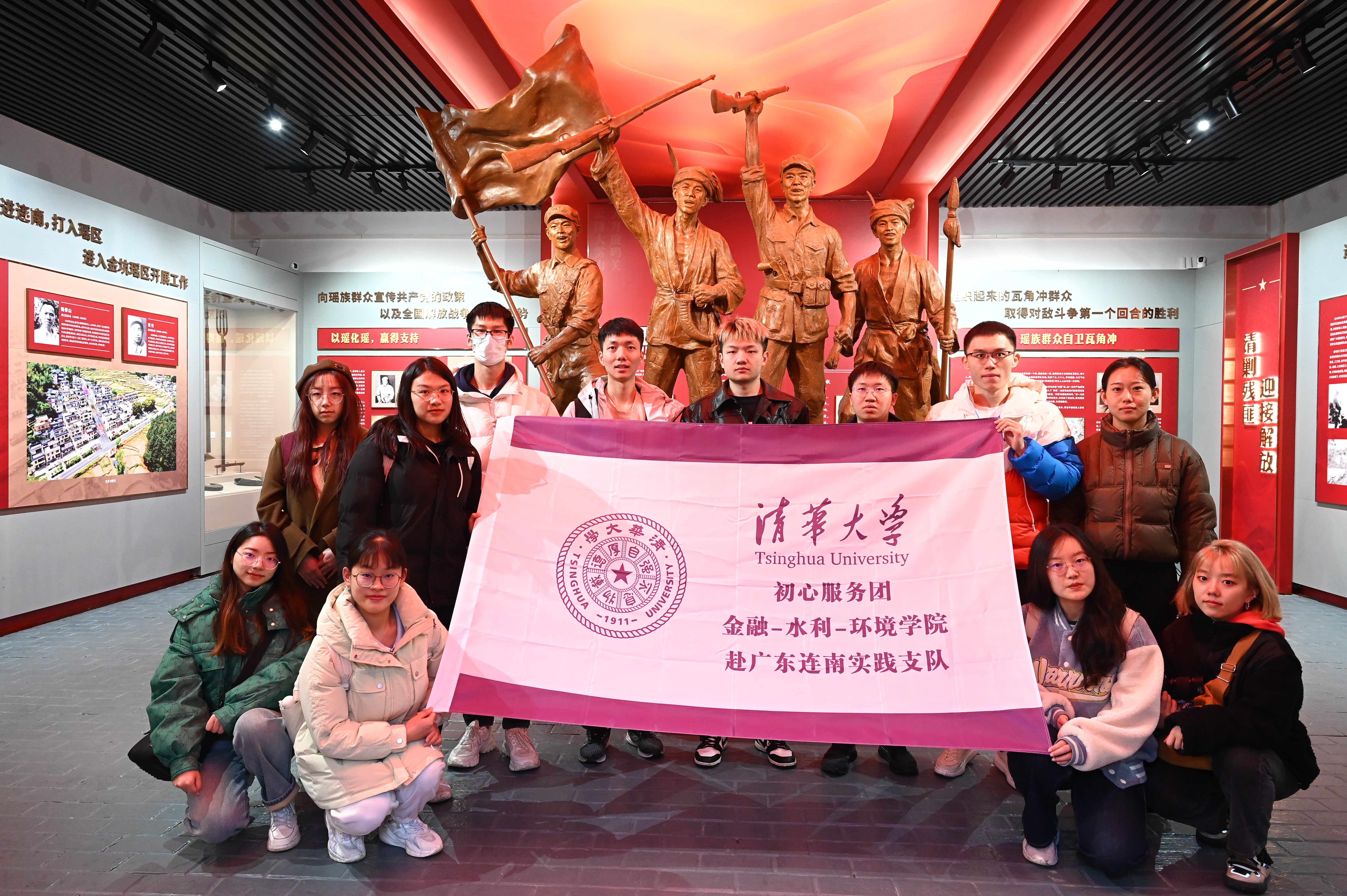 20240301-学思践悟启新程,挺膺担当绘青春——2024 年开云游戏平台研究生寒假社会实践总结回顾-“初心服务团”联合金融学院-水利系-环境学院赴广东连南实践支队-支队成员在红军烈士陵园重温入党誓词.jpg
