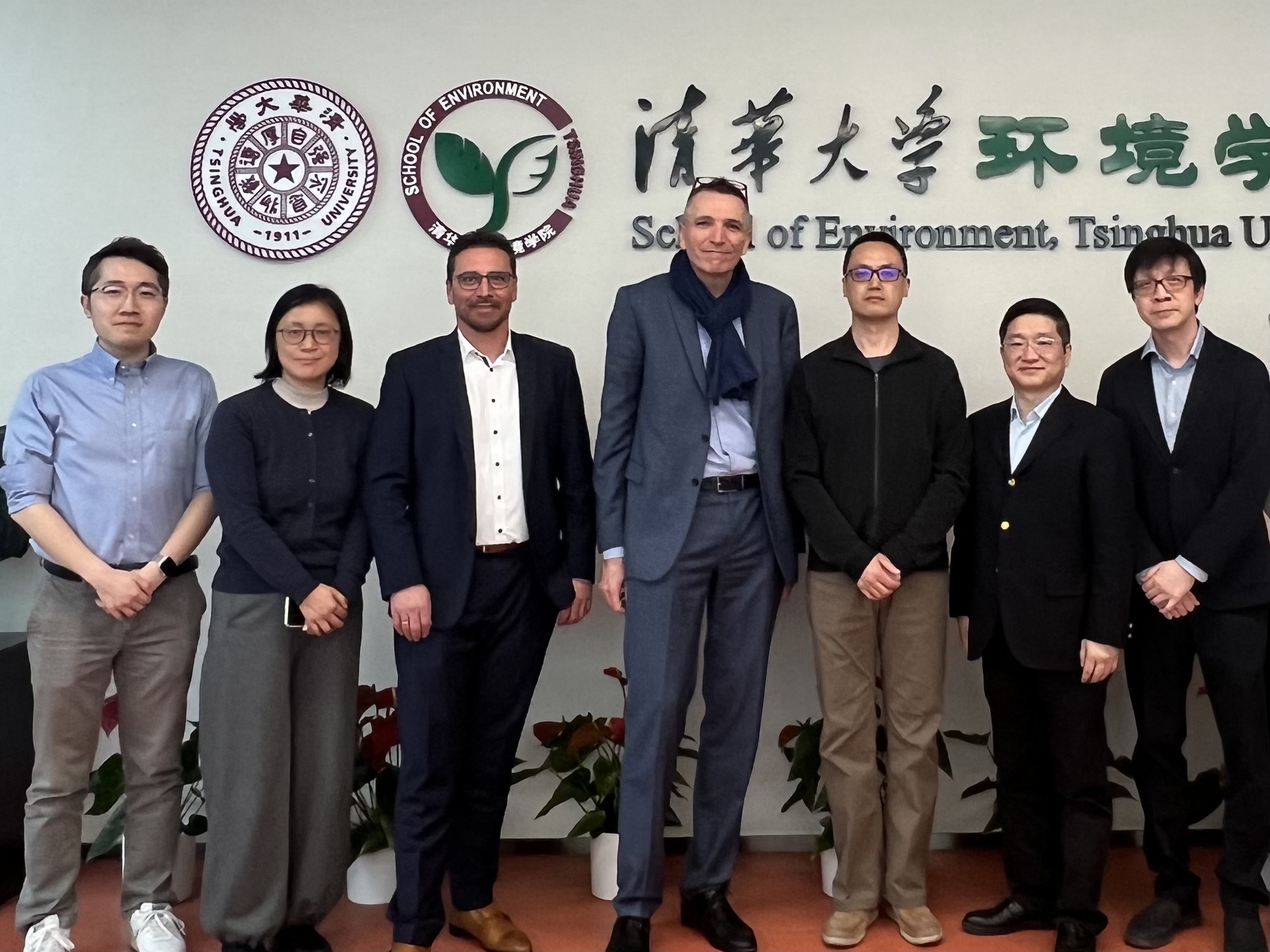 20250313-施耐德电气代表团访问开云游戏平台 探讨能源转型与绿色创新合作-环境学院-施耐德电气代表团与环境学院参加交流人员合影.jpg