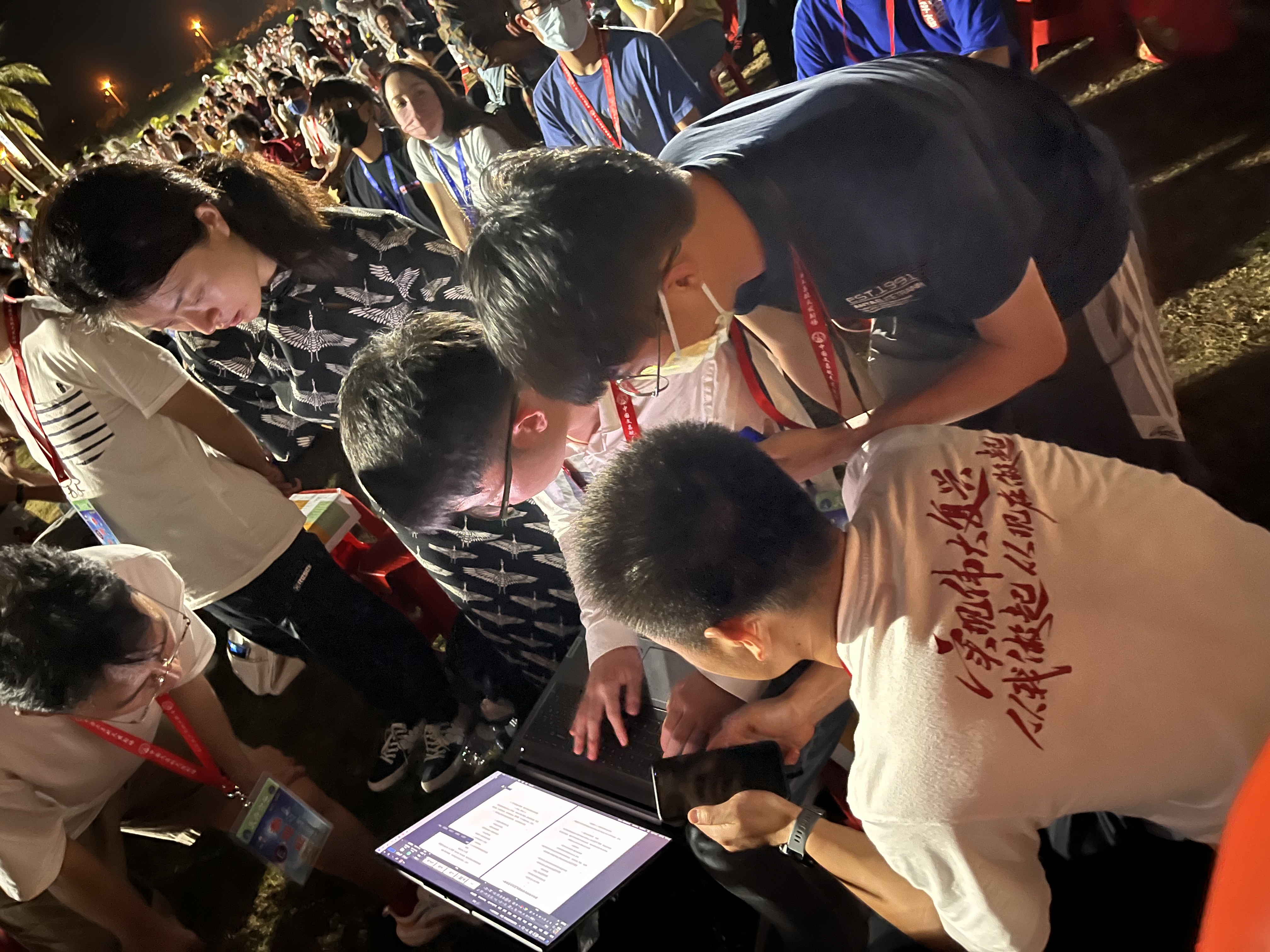 20230512-骄傲见证!开云游戏平台师生现场观礼天舟六号成功发射-航院供图-师生讨论学习“天舟六号”发射观礼感悟.jpeg