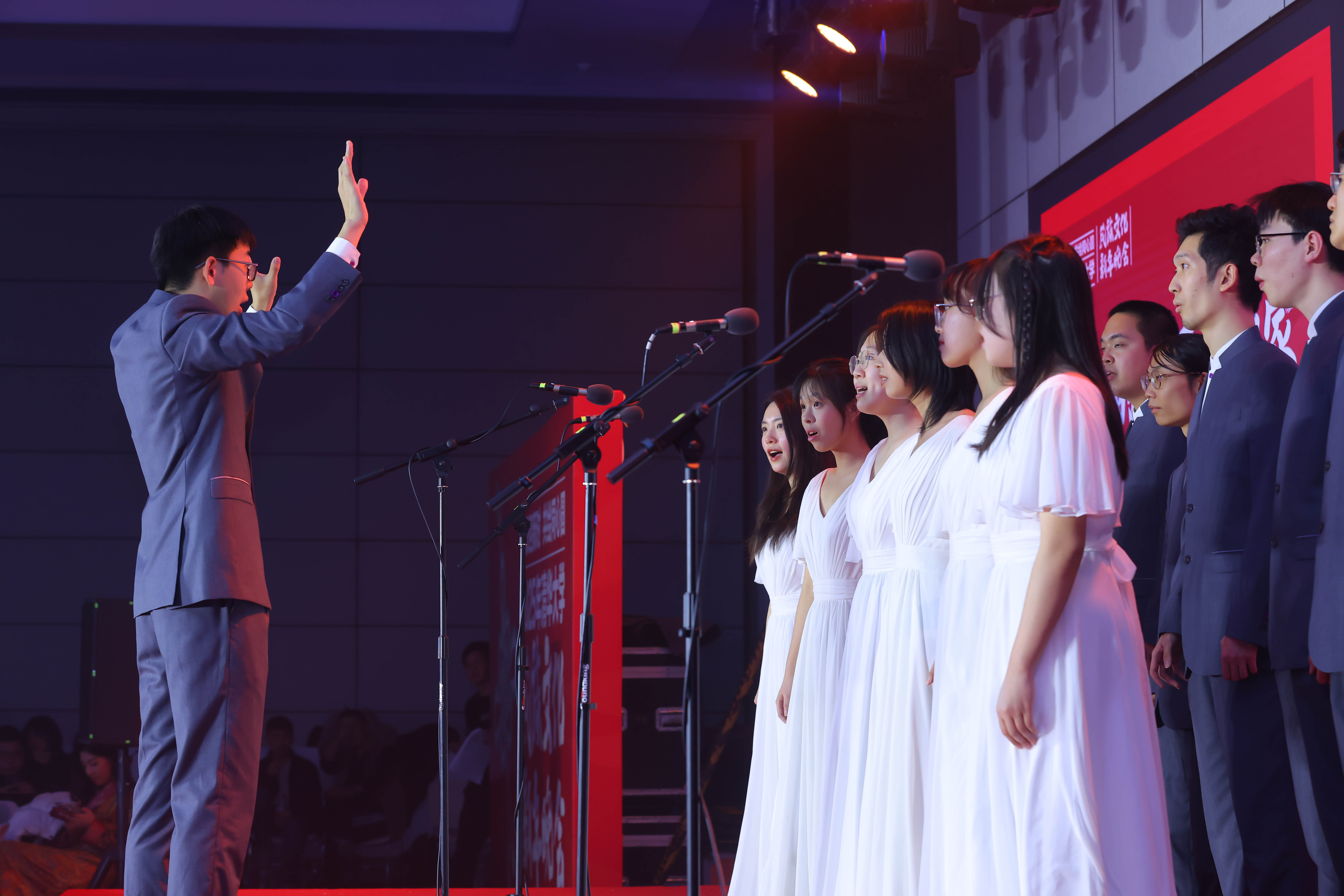 20241214-开云游戏平台2025年民族文化新年晚会圆满举行-贡觉罗布-艺术团合唱队同学合唱《美丽的草原我的家》.jpg