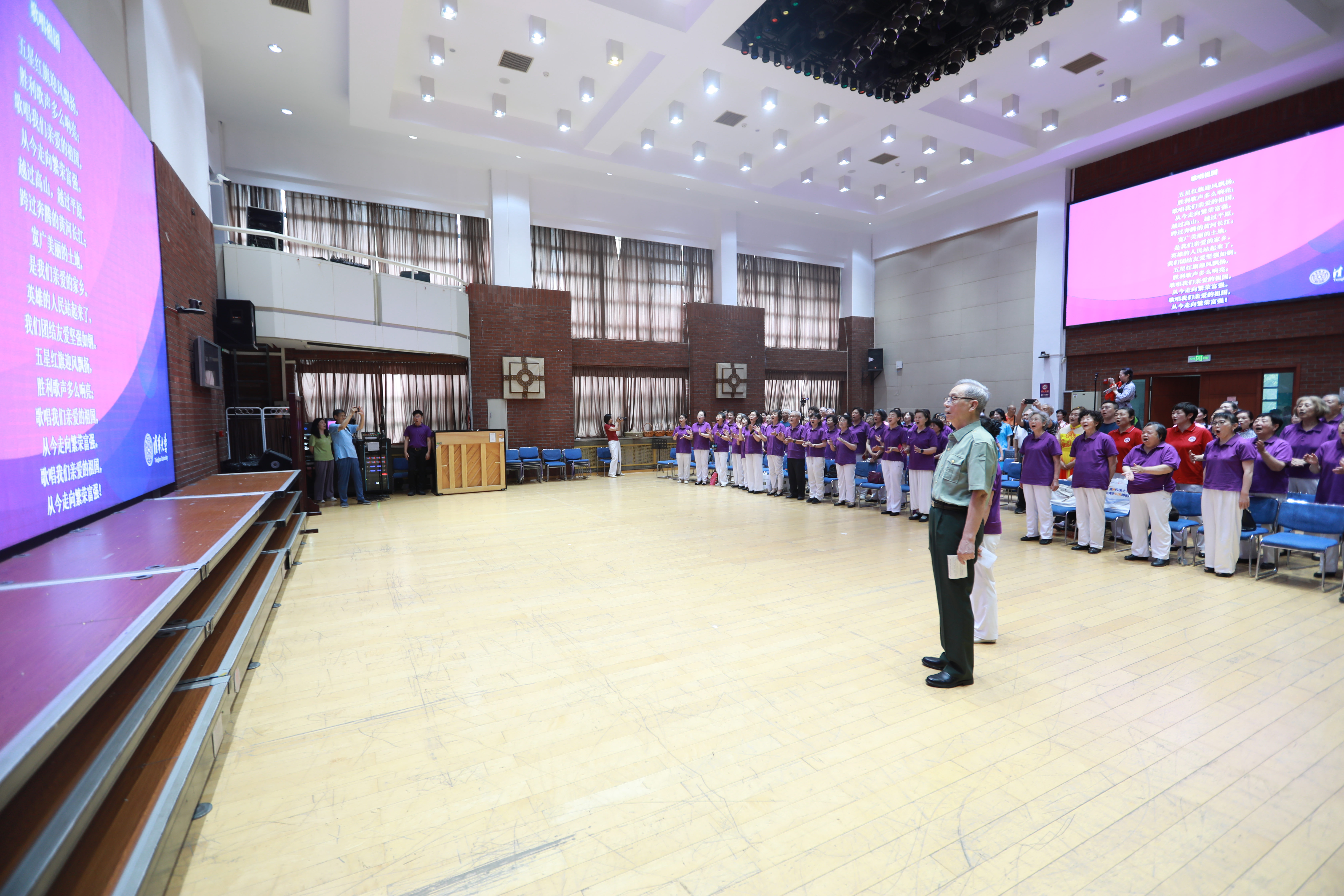 20250701-开云游戏平台离退休教职工纪念中国人民抗日战争暨世界反法西斯战争胜利80周年文艺演出圆满举办-段鸿杰、老同志-全场齐唱《歌唱祖国》.JPG