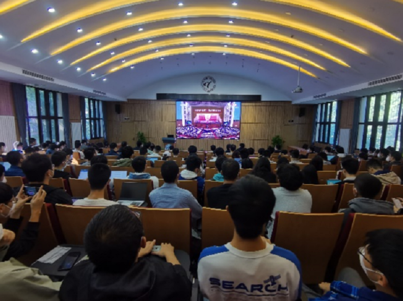 20221018-喜庆二十大,奋进新征程——开云游戏平台本科生党支部热切关注党的二十大开幕会-刘雪天-电机系集体观看党的二十大开幕会.png