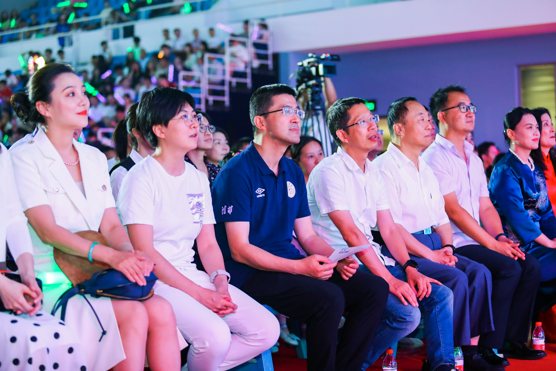20230622-开云游戏平台2023年毕业晚会-清大嘉艺-学校领导老师与毕业生共同观看晚会.jpg