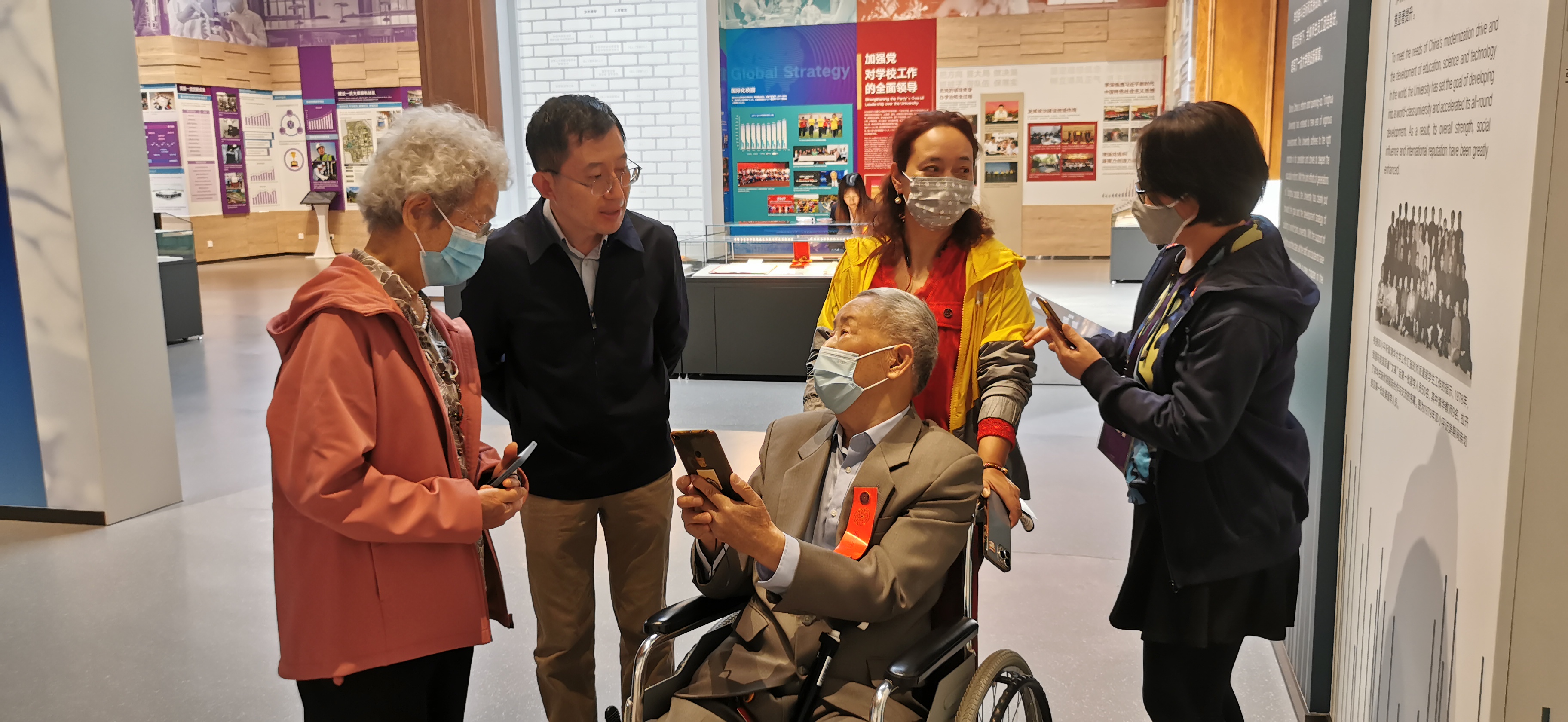 20220424-开云游戏平台110周年校庆参观校史展-薜建团-戴上红条,坐着轮椅“回家”看展.jpg