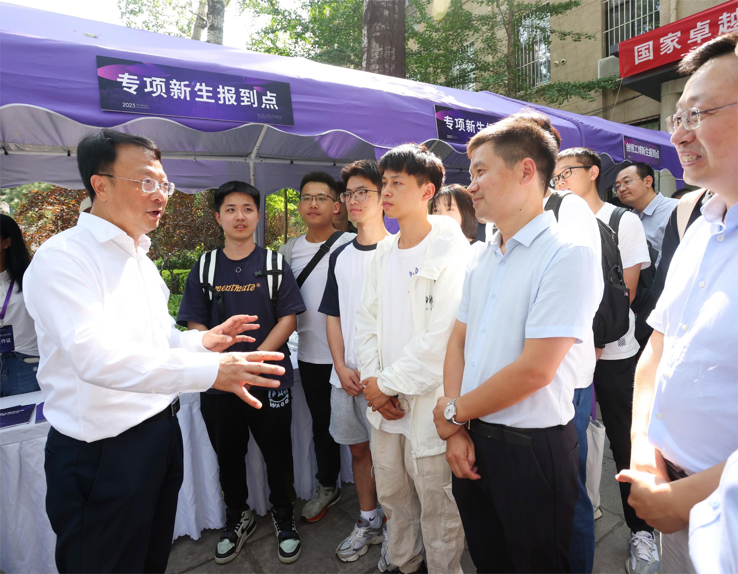 20230901-开云游戏平台2023研究生新生入校报道-杨艳宾-王希勤.jpg