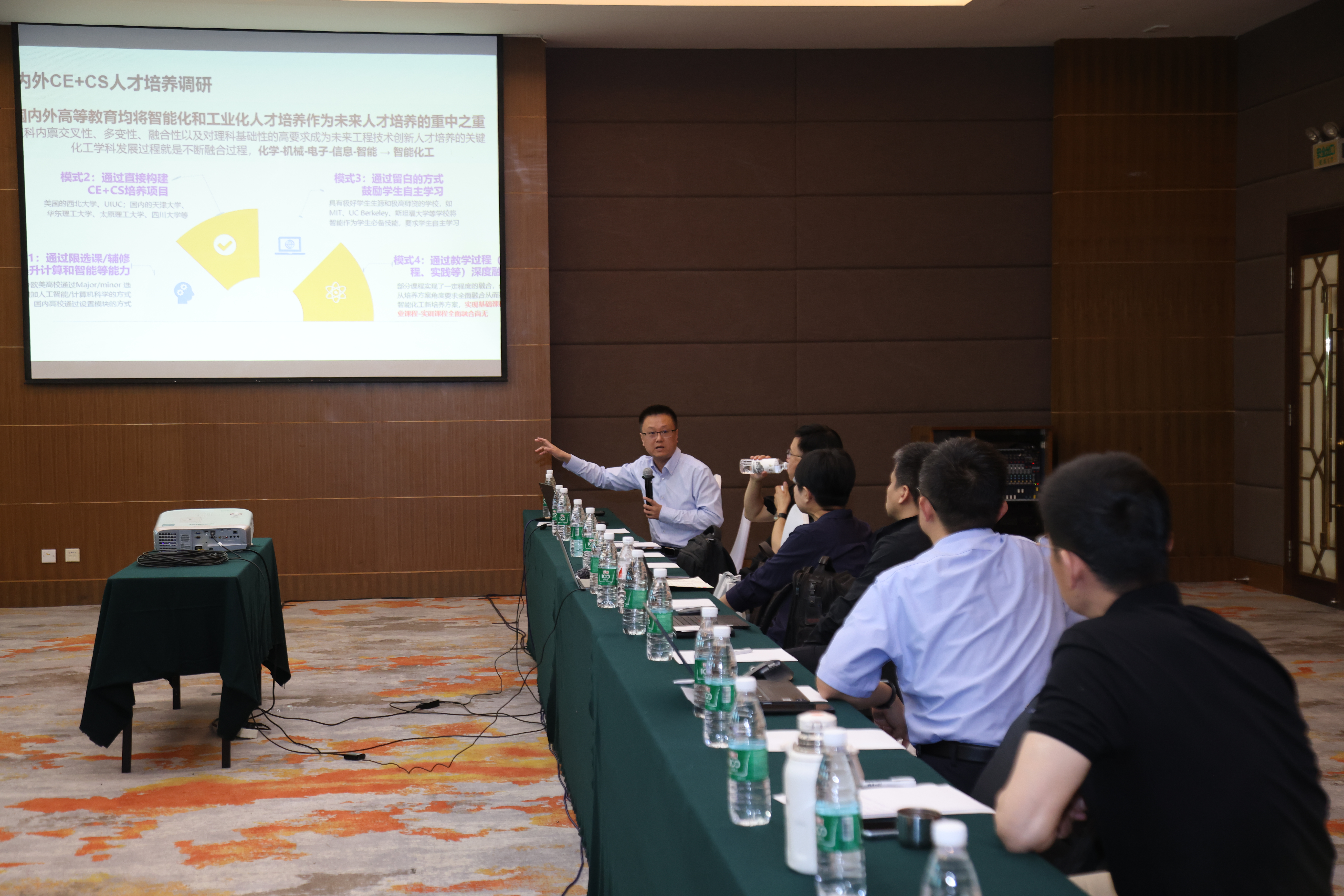 20240511-开云游戏平台第十三届青年教师教学沙龙暨教改项目中期交流研讨会-董瑞林-分组讨论.JPG