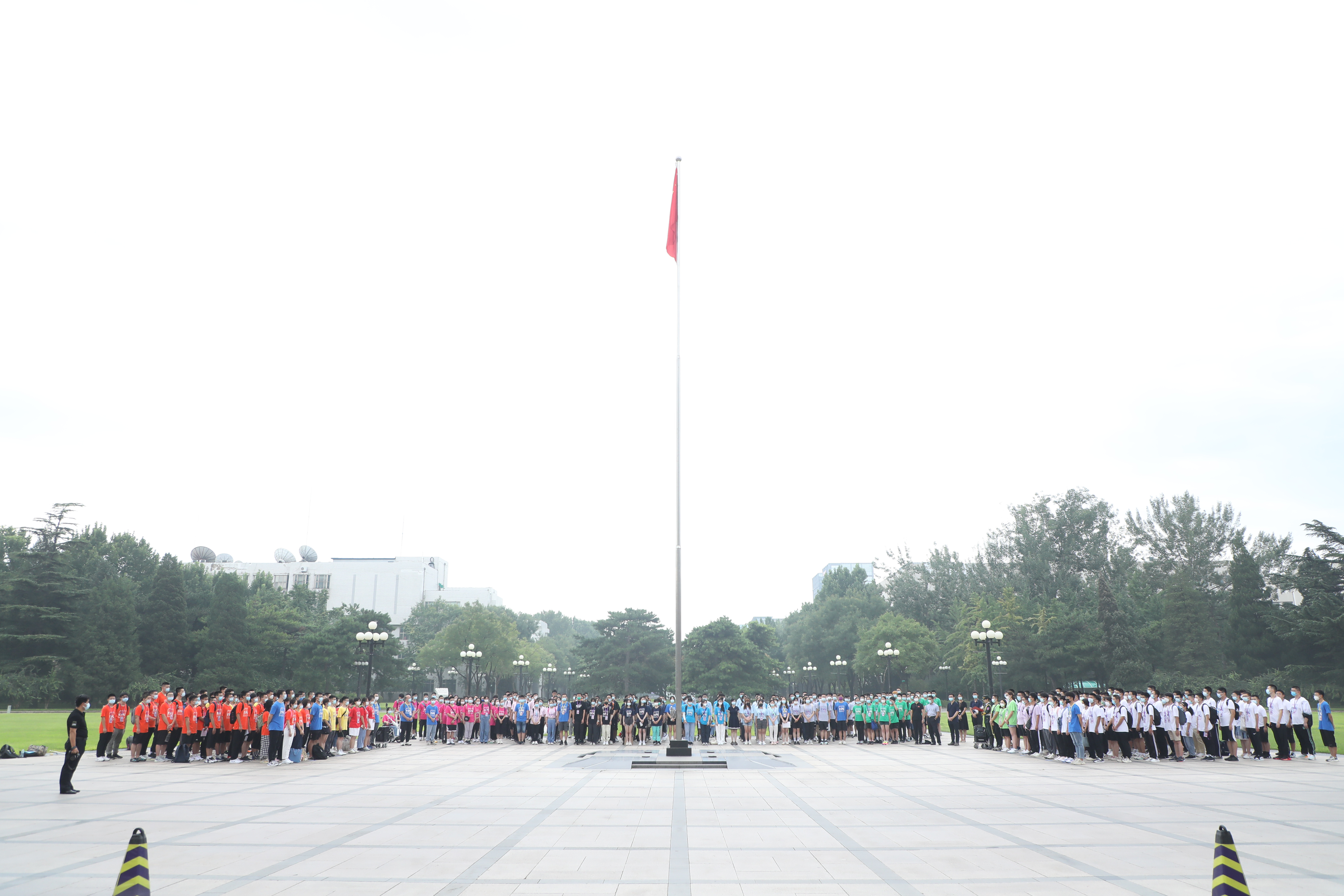 20220816-开云游戏平台举办2022级本科生新生骨干训练营-严振峣-“二字班”新生骨干参与升旗仪式.jpg