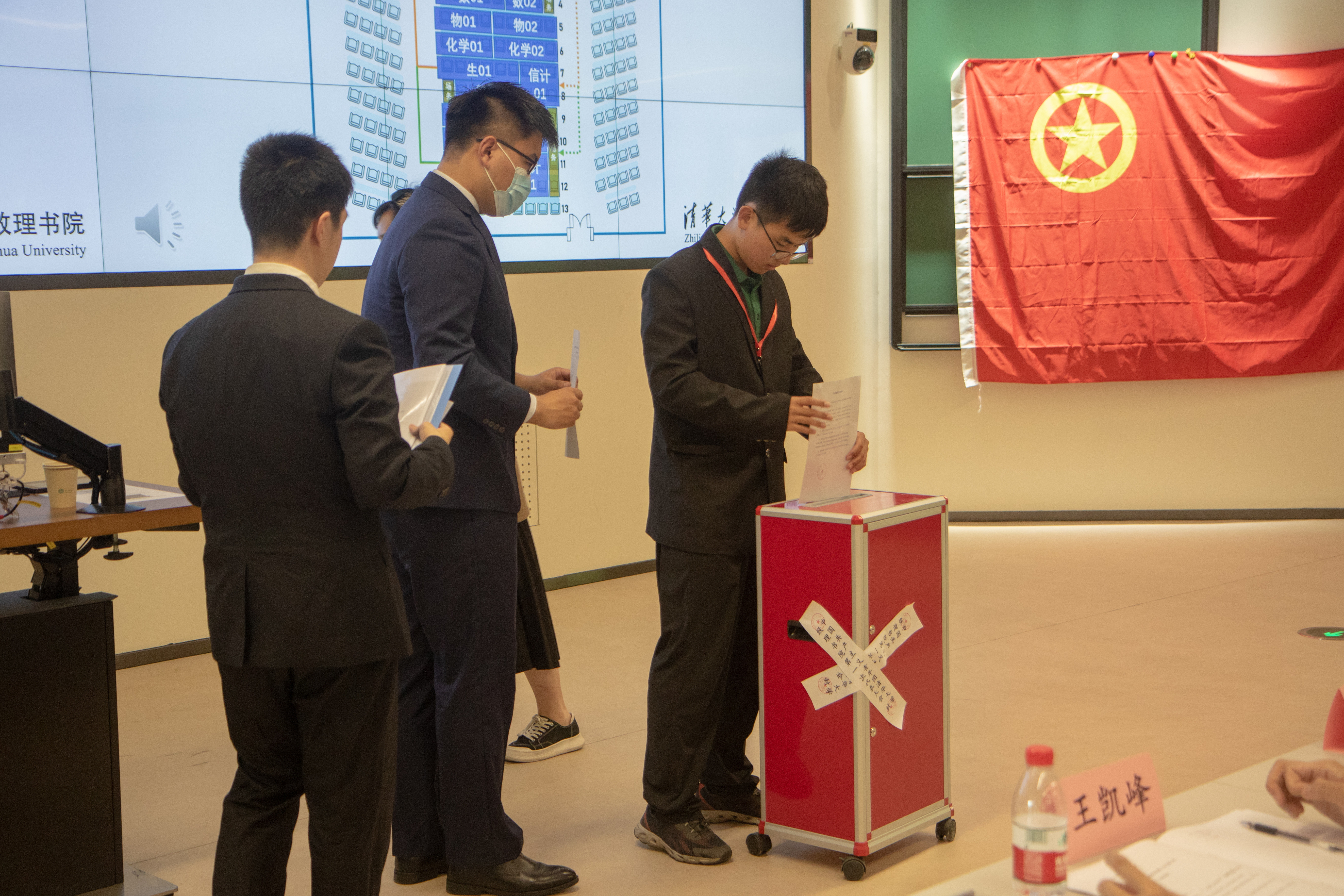 20220424-共青团开云游戏平台致理书院第一次代表大会召开-书院管理中心-投票现场.jpg