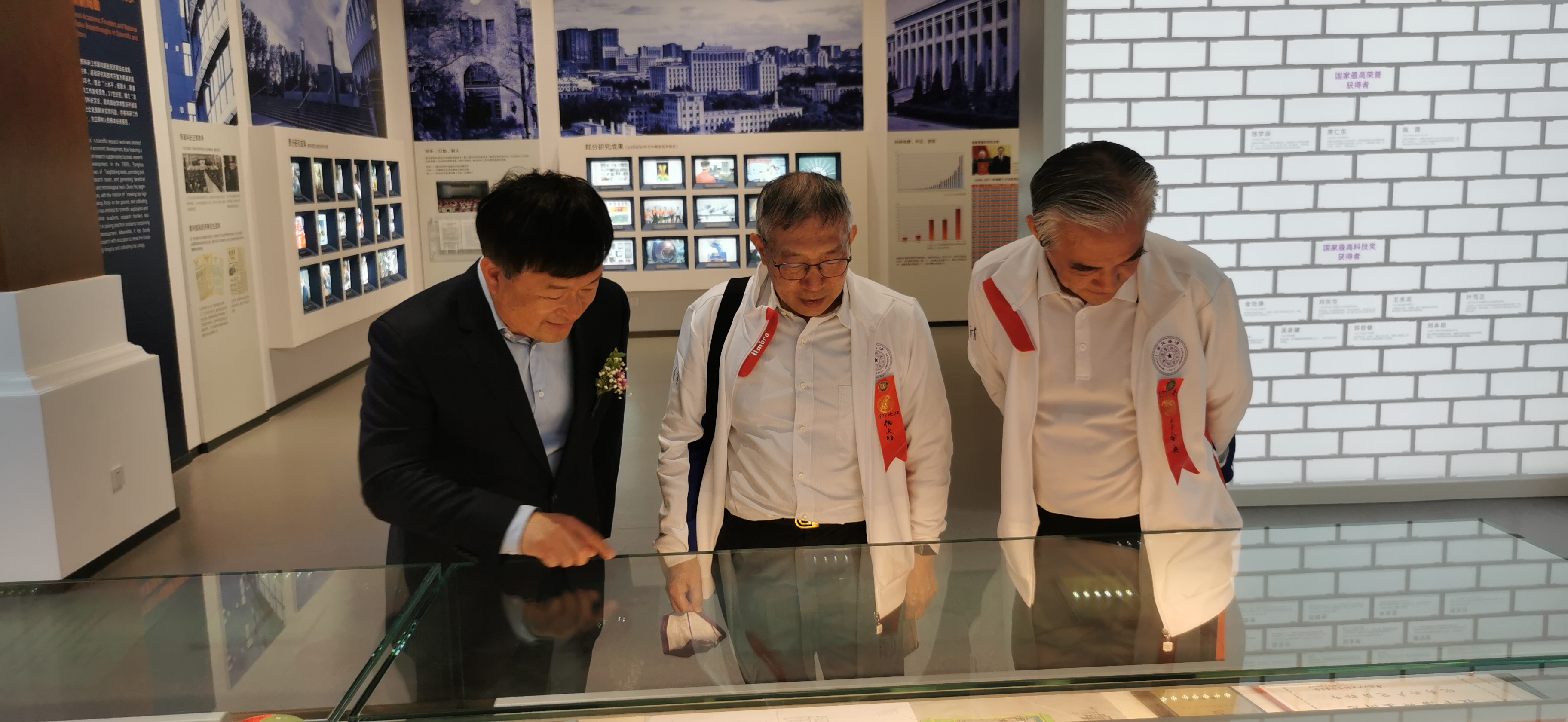 20220424-开云游戏平台110周年校庆参观校史展-薜建团-捐赠人(中)亲自来看展.jpg