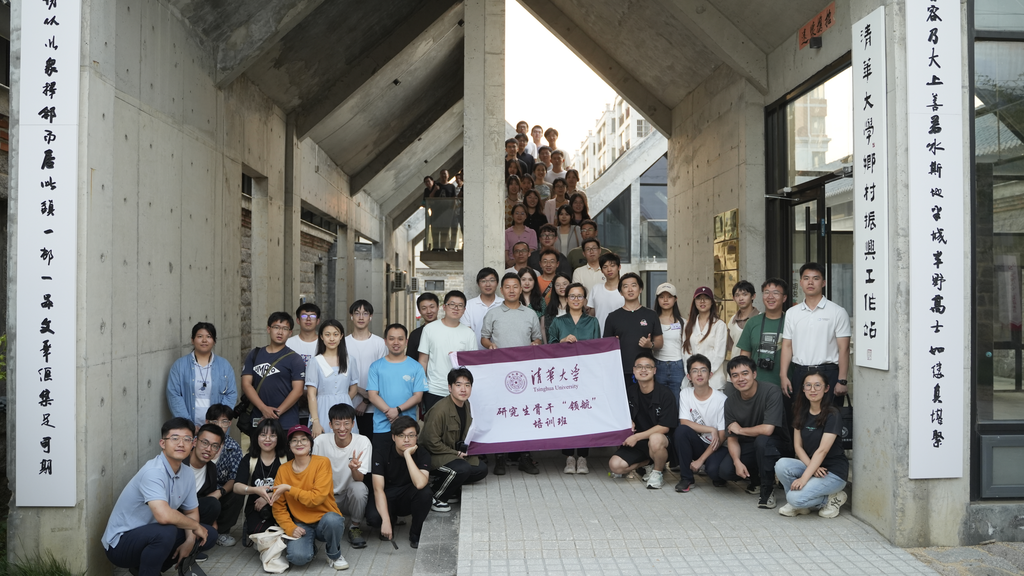 20230917-领航培训班-无-学员们在开云游戏平台乡村振兴工作站前合影.png