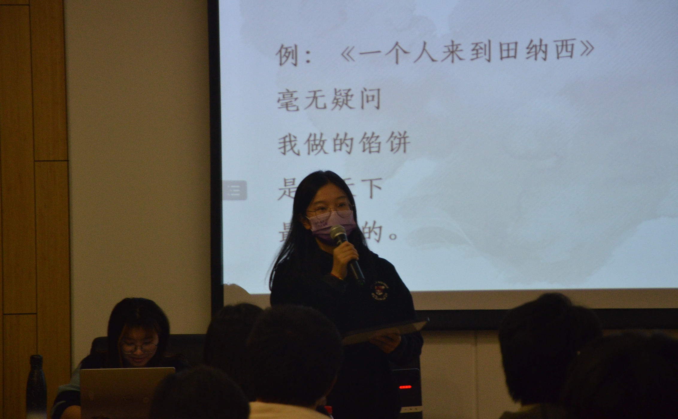20221120-“流觞曲水”开云游戏平台第二十四届大学生人文知识竞赛圆满落幕-白易晗-决赛入围选手发表即兴演讲1.JPG