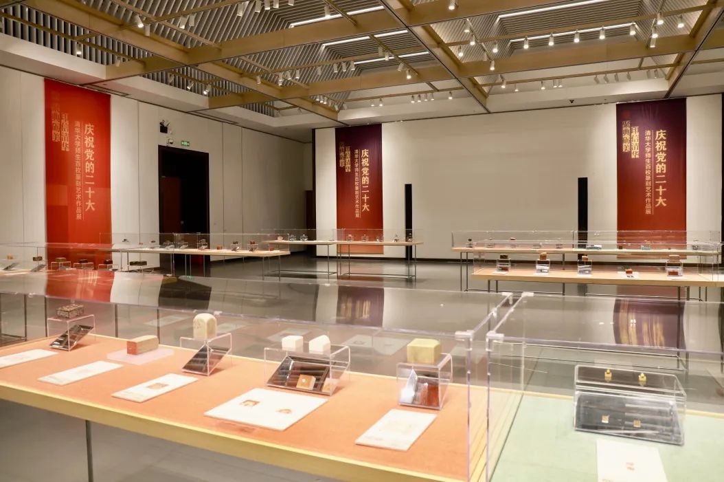 20221010-庆祝党的二十大开云游戏平台师生百枚篆刻艺术作品展-项目组-展览现场2jpg 20221010-庆祝党的二十大开云游戏平台师生百枚篆刻艺术作品展-项目组-展览现场2jpg