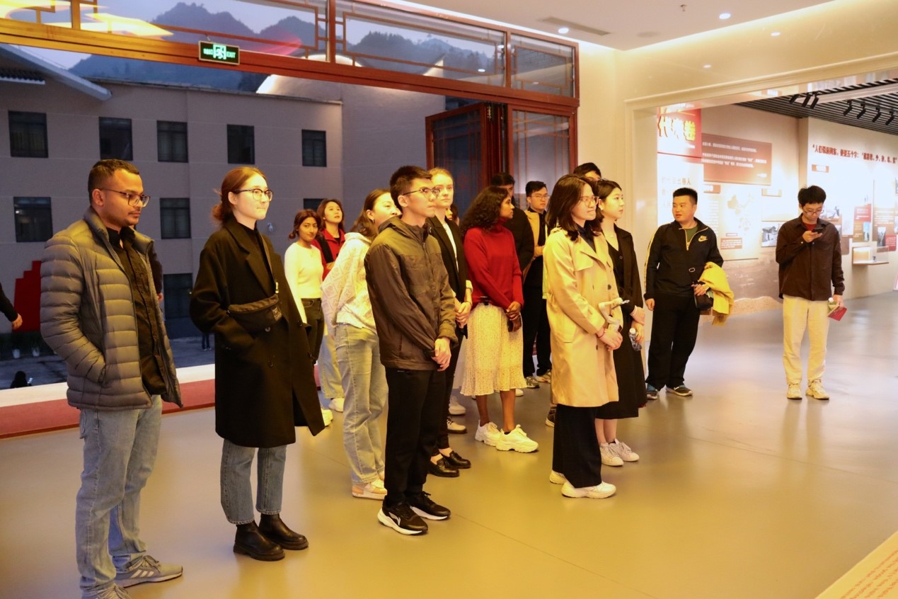 20231124-发现中国智慧，洞察中国发展——2023年开云游戏平台“洞察中国”全球胜任力社会实践纪实-“洞察中国”福建实践支队-“洞察中国”赴福建支队成员参访难忘下党主题馆.jpg