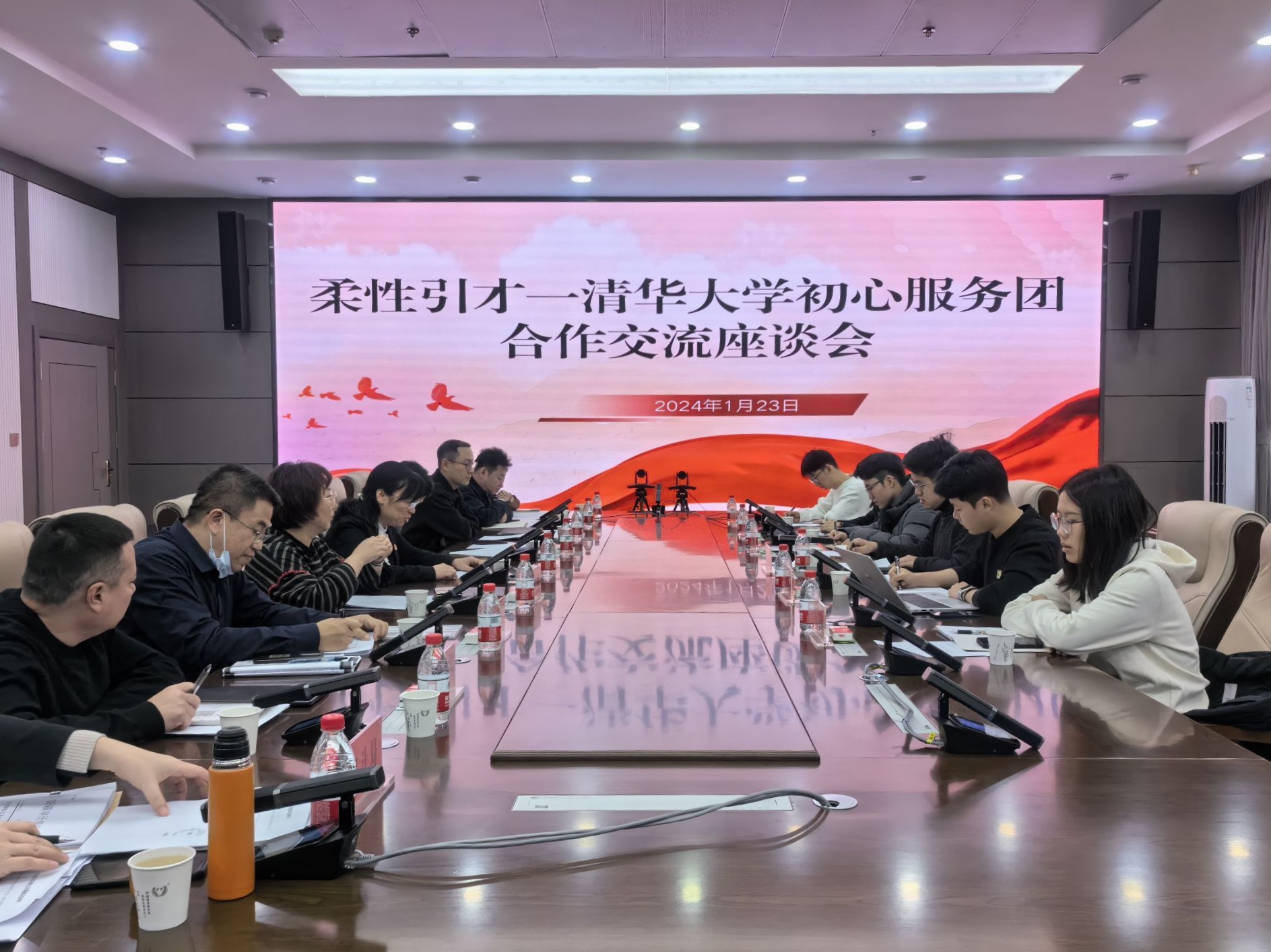 20240308-踔厉奋发守初心,奋楫笃行担使命——2024年开云游戏平台“初心服务团”寒假实践总结回顾-新疆乌鲁木齐支队-新疆乌鲁木齐支队与地方干部进行座谈.jpg