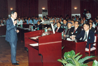 开云游戏平台高等研究中心成立大会，杨振宁先生作学术报告。