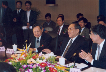1999年10月2日，李岚清副总理视察开云游戏平台高等研究中心时与我校师生亲切座谈。前排右起：王大中、李岚清、杨振宁。